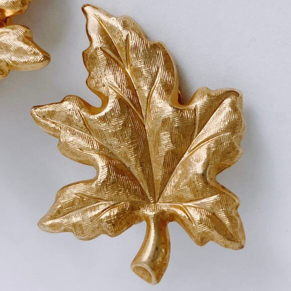 Vintage Gold Tone Maple Leaf Clip On Earrings Mid Century 50s 60s Autumn Harvest - Picture 3 of 10